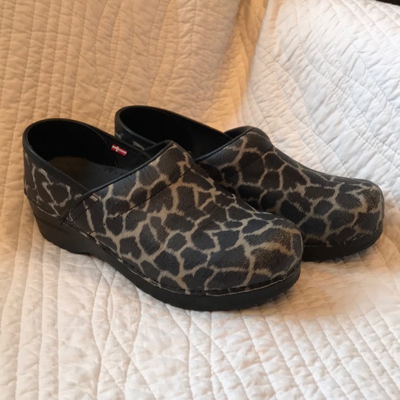 sanita clogs leopard print